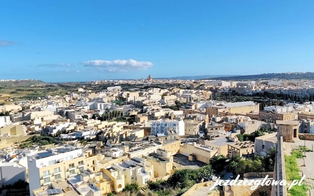 Panorama miasta Victoria na Gozo, widok z Cittadella z odległym kościołem na horyzoncie