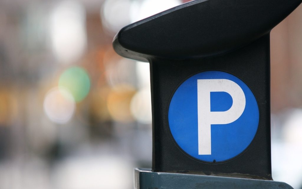 Parkometr z oznaczeniem P, używany do opłat za parkowanie w mieście