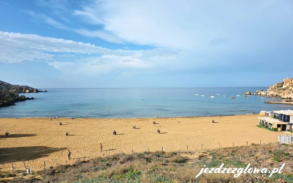 Plaża Golden Bay na Malcie, z widokiem na spokojne morze i plażowiczów