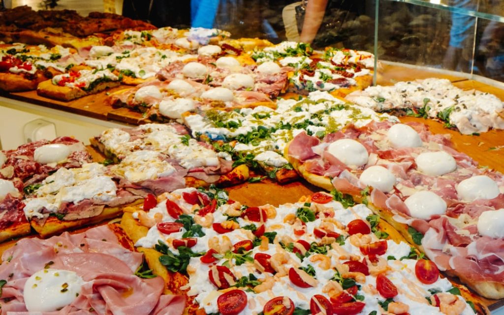 Różnorodne pizze sprzedawane na kawałki na ulicach Wenecji 