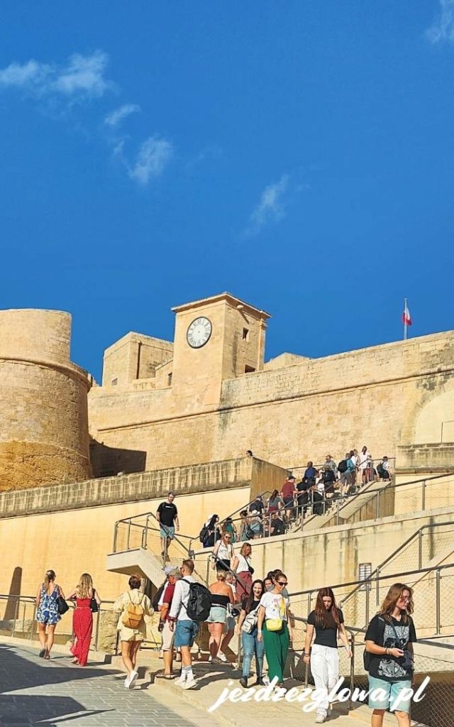 Schody prowadzące do Cytadeli w Victorii na wyspie Gozo
