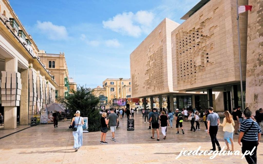 Ulica w Valletcie z widokiem na nowoczesną architekturę i budynek Parlamentu Malty