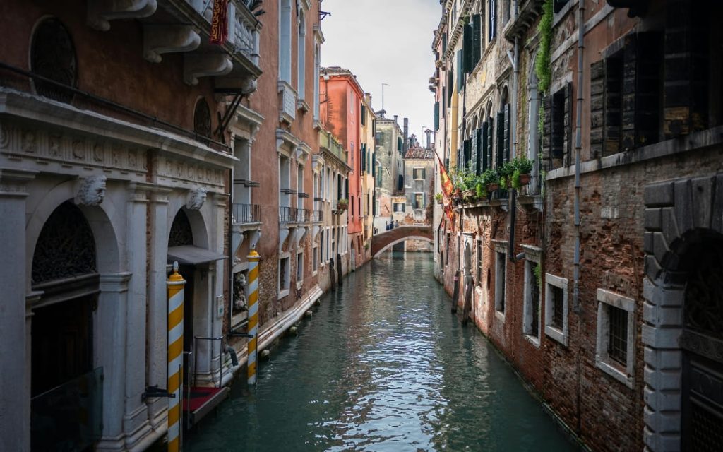Urokliwy kanał wenecki z historyczną architekturą