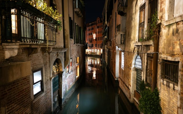 Wenecja nocą w świetle latarni i zabytkowej zabudowy