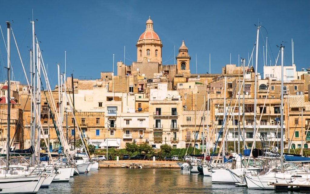 Widok na Birgu na Malcie, z mariną pełną jachtów i barokową architekturą