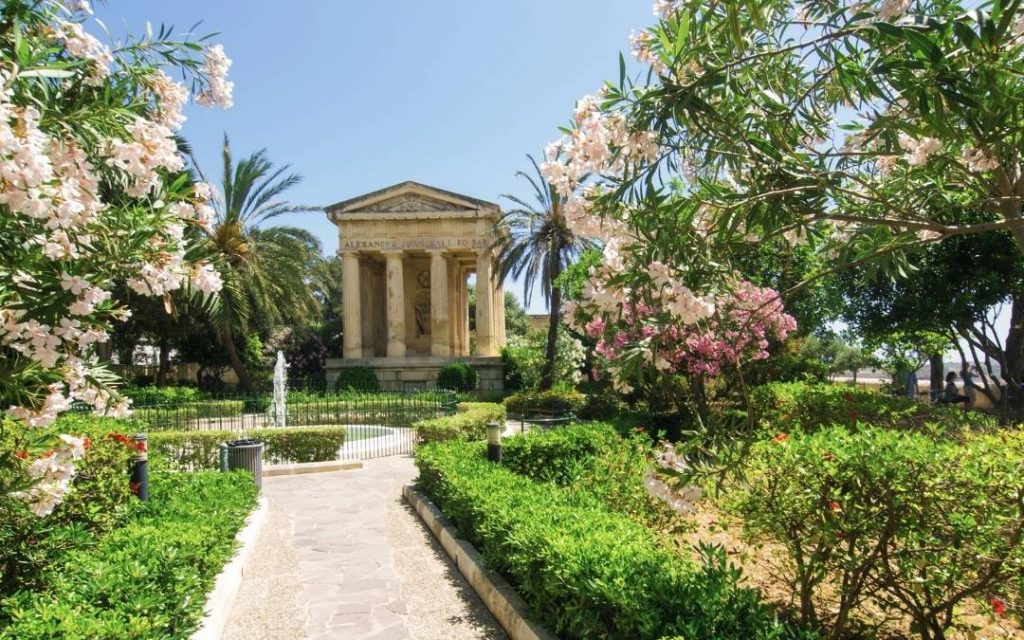 Widok na Dolne Ogrody Barrakka w Valletcie, z pomnikiem Alexandra Johna Balla i otaczającą roślinnością