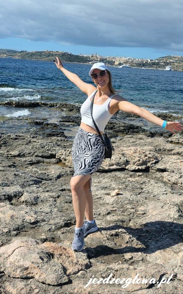 Widok na okolice Dwejra Bay z wyspą Gozo w tle