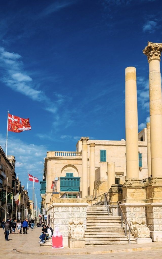 Widok na otwartą przestrzeń Pjazza Teatru Rjal w Valletcie