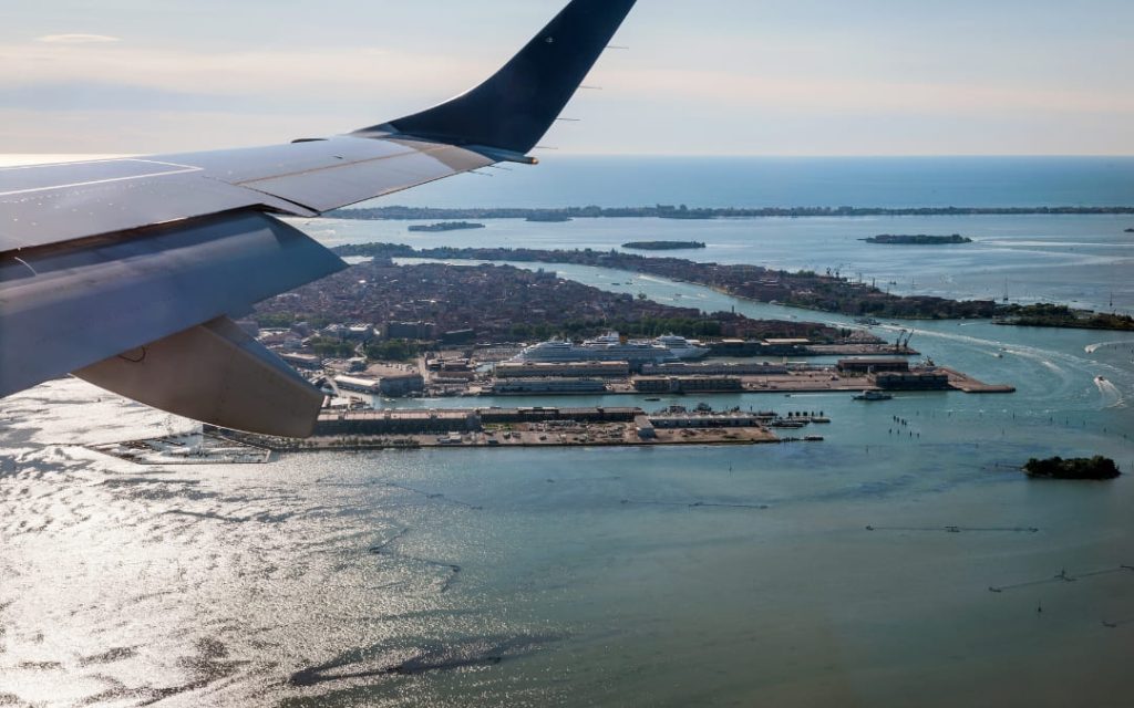 Widok z samolotu przed lądowaniem na lotnisku Marco Polo (Wenecja)