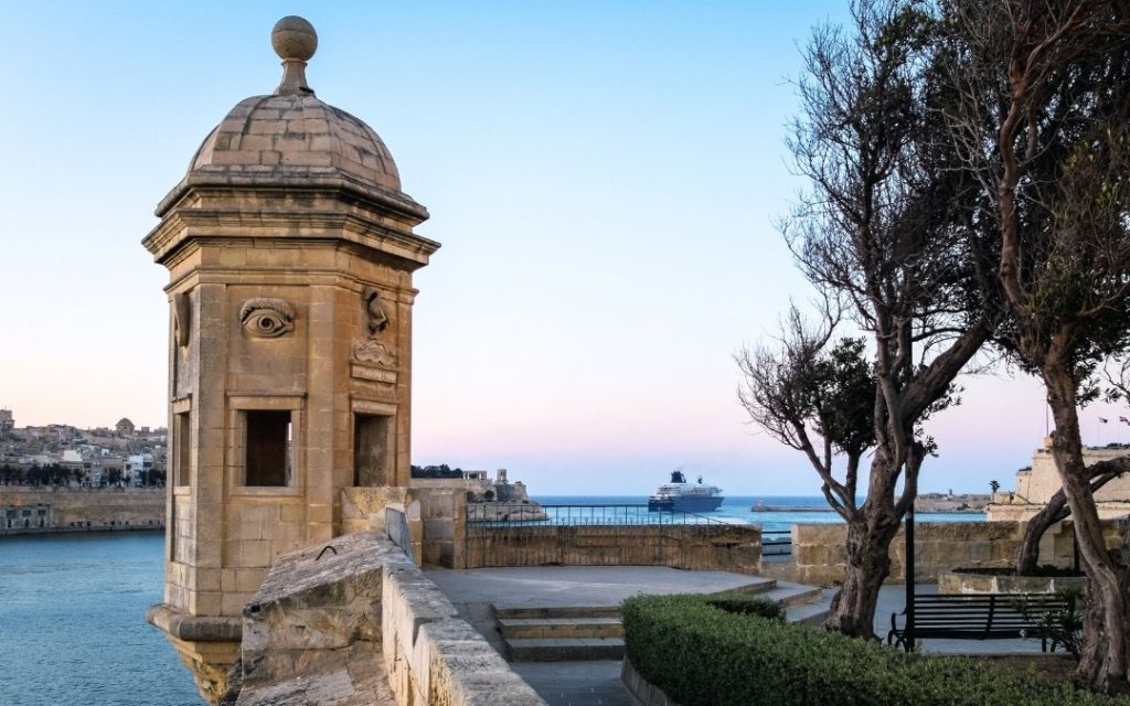 Wieża strażnicza w Senglei z charakterystycznym okiem i widokiem na port