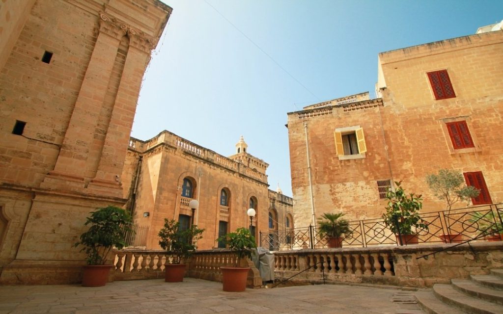 Wnętrze placu w Senglei, z widokiem na zabytkowe budynki