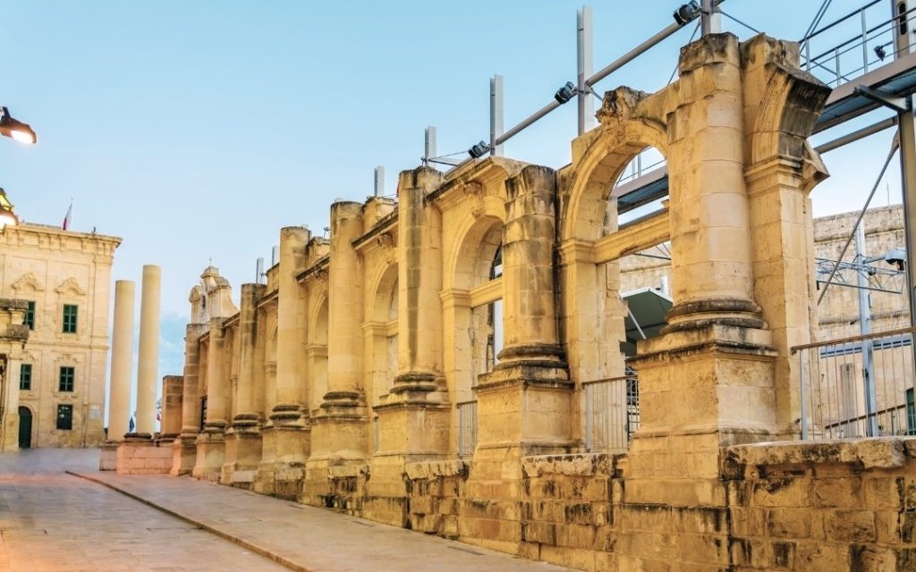 Zabytkowe kolumnady ruin Opery Królewskiej w Valletcie