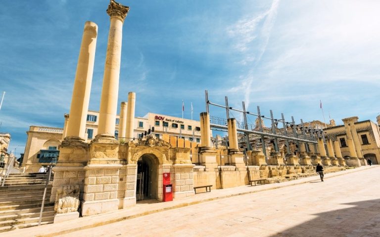 Zabytkowe ruiny teatru pod gołym niebem przy wejściu do stolicy Malty