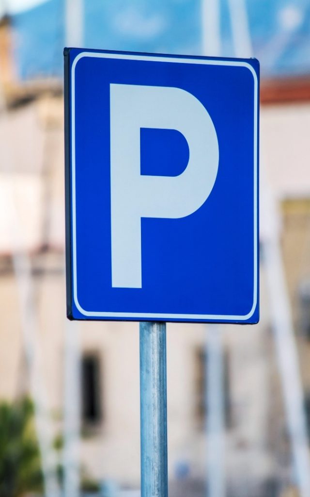 Znak parkingowy P informujący o miejscu do parkowania