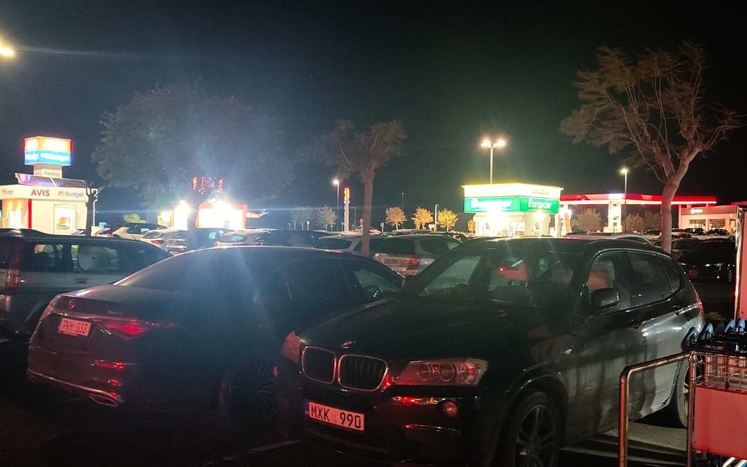 Parking pod lotniskiem z autami do wypożyczenia