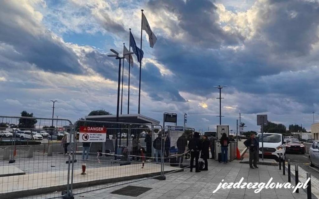 
Plac przed Pafos Airport z oczekującymi pasażerami