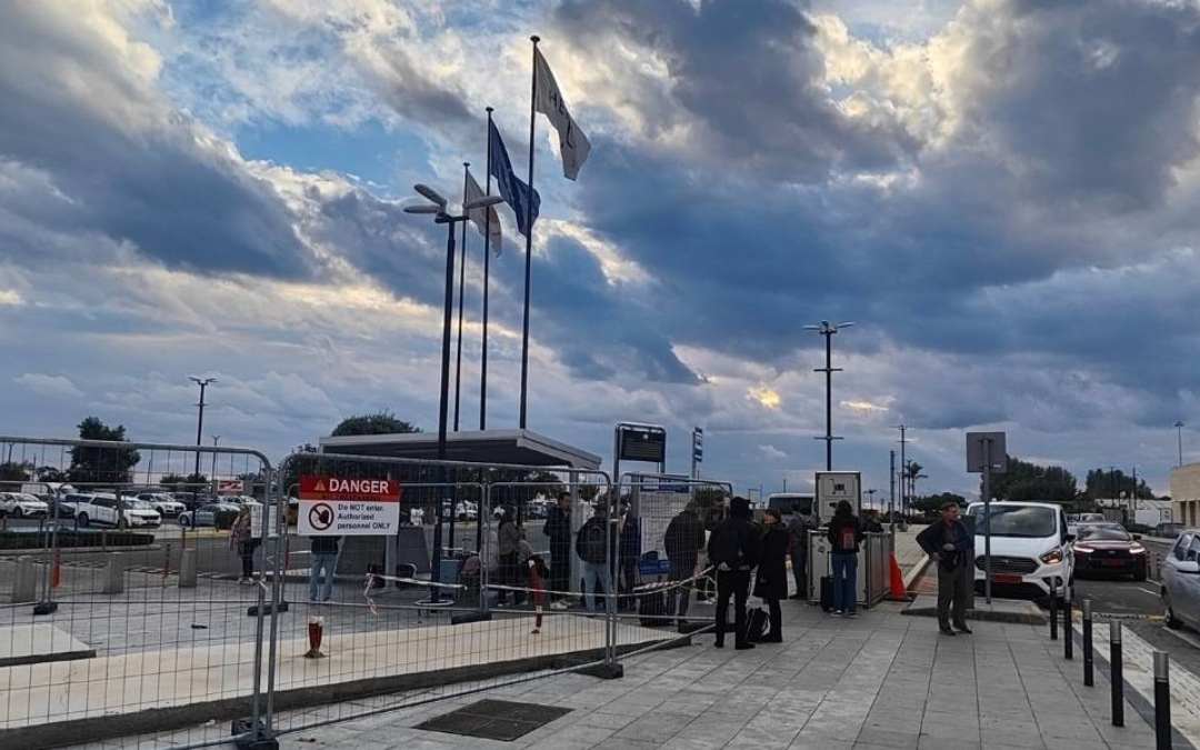 Plac przed Pafos Airport z oczekującymi pasażerami