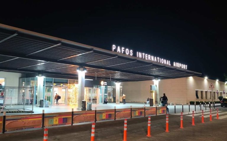 Widok na Pafos International Airport nocą
