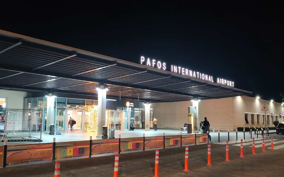 Widok na Pafos International Airport nocą
