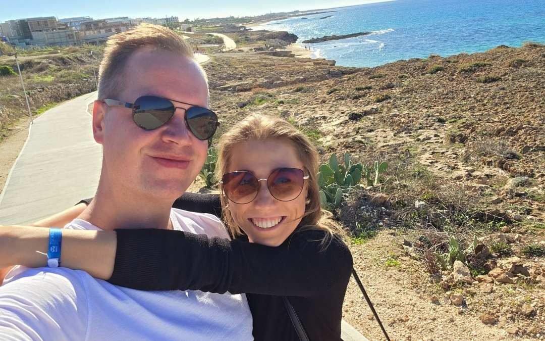 Wspólne selfie na tle morza i skalistego wybrzeża