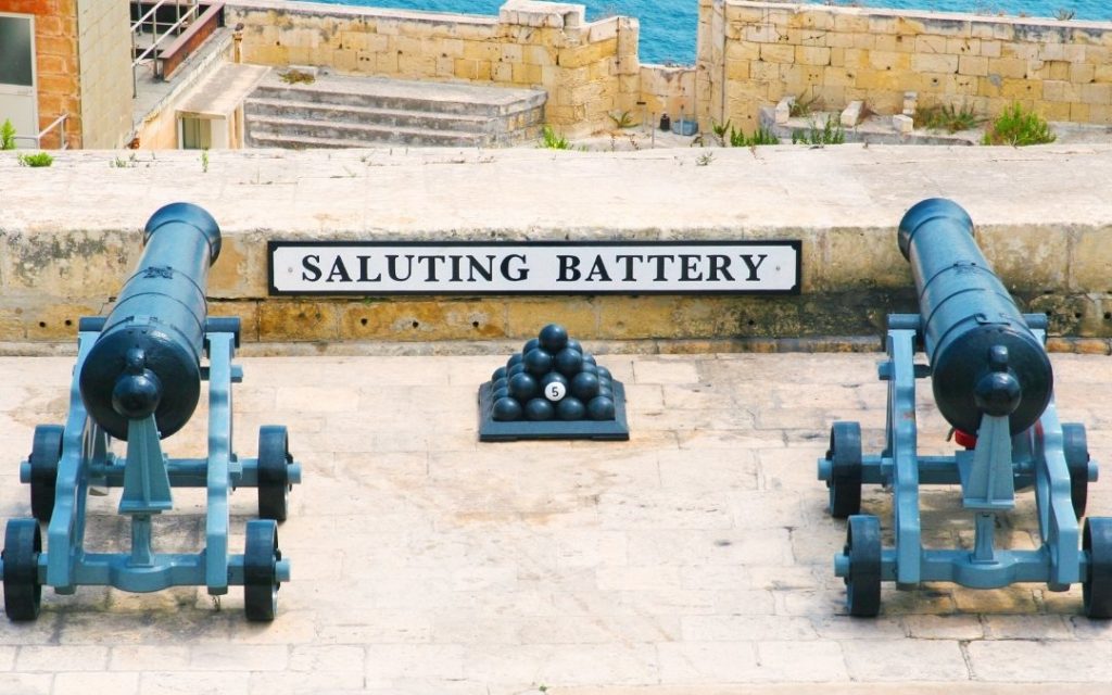Armaty i kule armatnie w Saluting Battery na Malcie