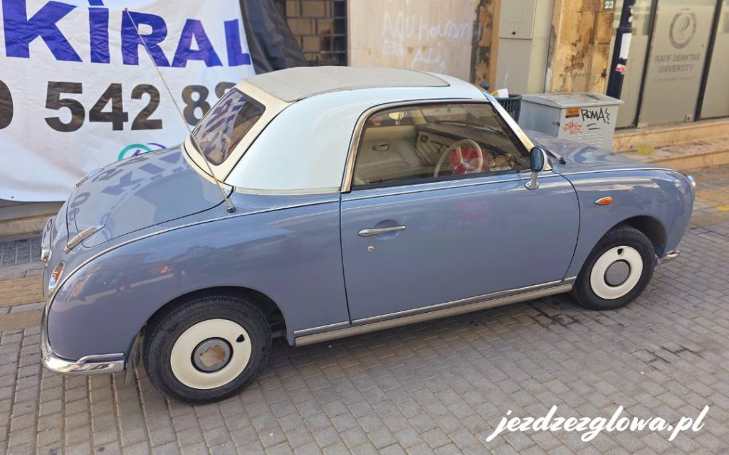 Auto na jednej z ulic w Nikozji