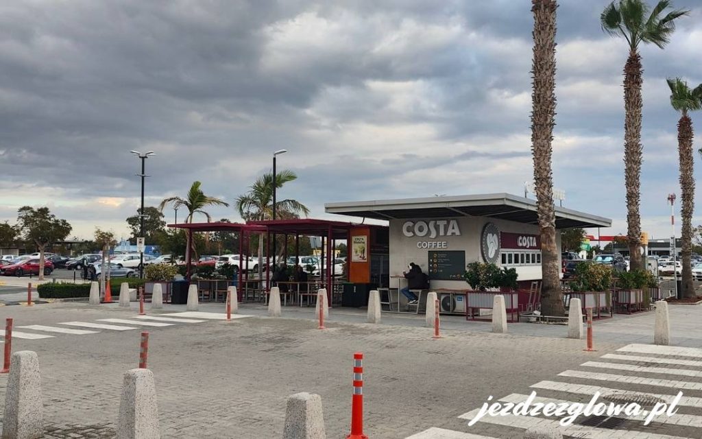 Costa Coffee przy lotnisku w Pafos, z palmami w tle