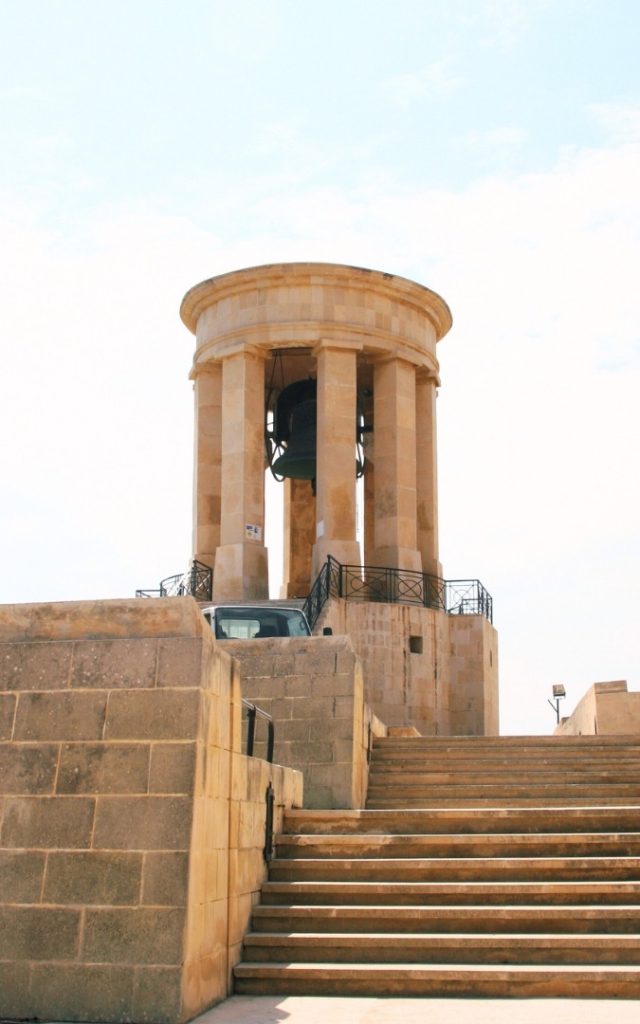 Dzwonnica w Valletcie, z widokiem na schody prowadzące do budowli