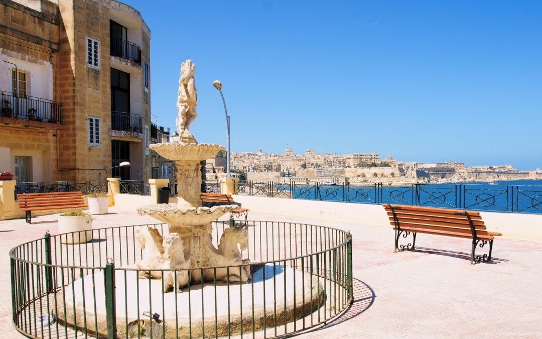 Fontanna w Birgu, z widokiem na morze i panoramę Valletty