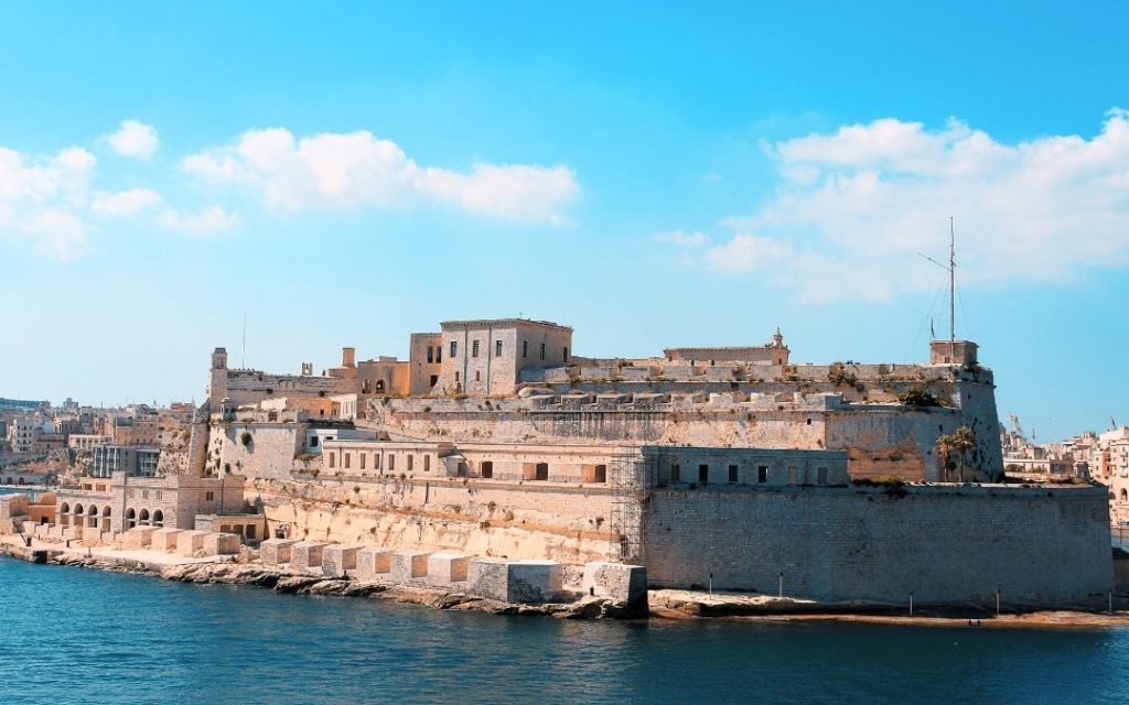 Fort św. Elma w Valletcie, widok z morza na fort i okoliczne zabudowania