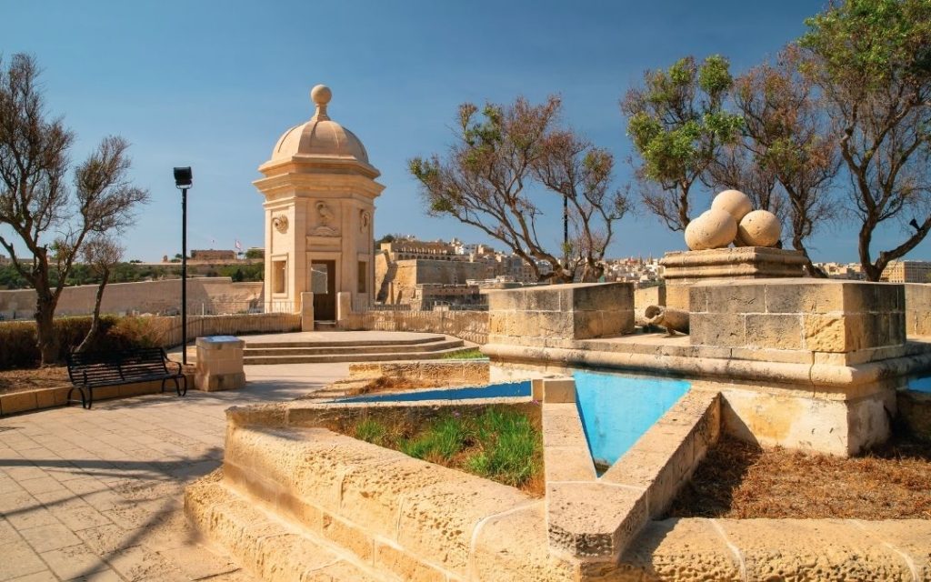 Gardjola Gardens w Senglei z widokiem na port