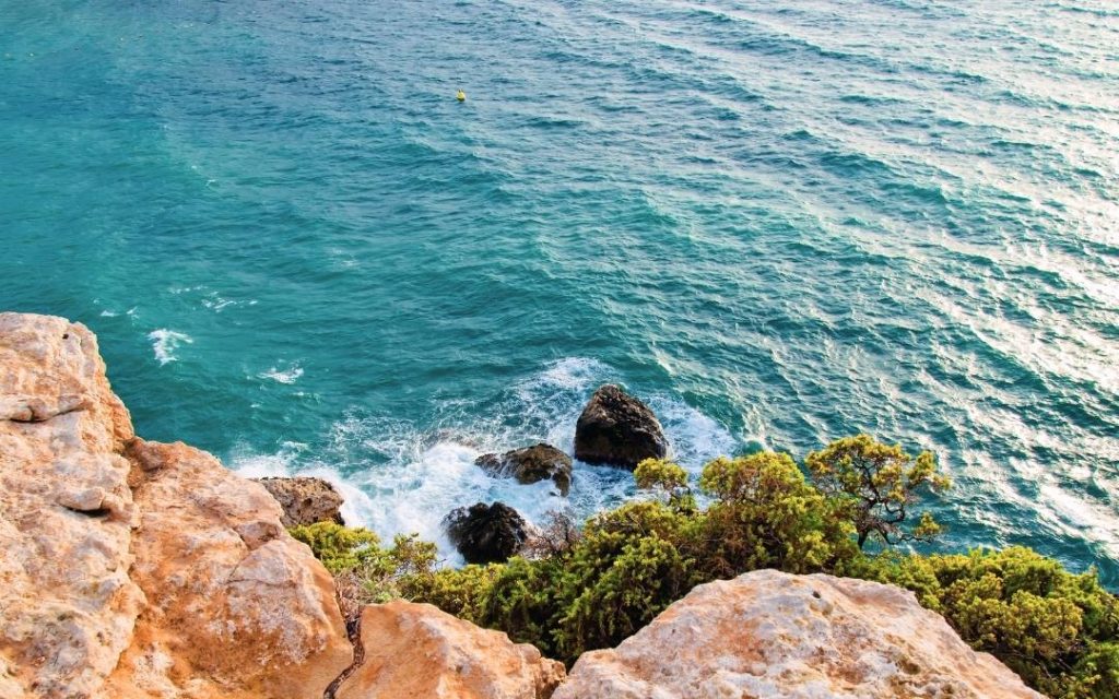 Ghajn Barrani na Malcie, z widokiem na klif i turkusowe morze