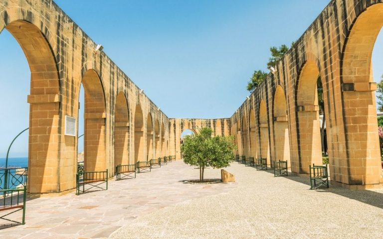 Górne Ogrody Barrakka w Valletcie, z charakterystycznymi łukami i drzewem w centrum