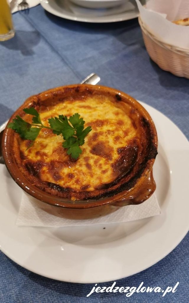 Grecki przysmak z mięsem mielonym zapiekany z serem