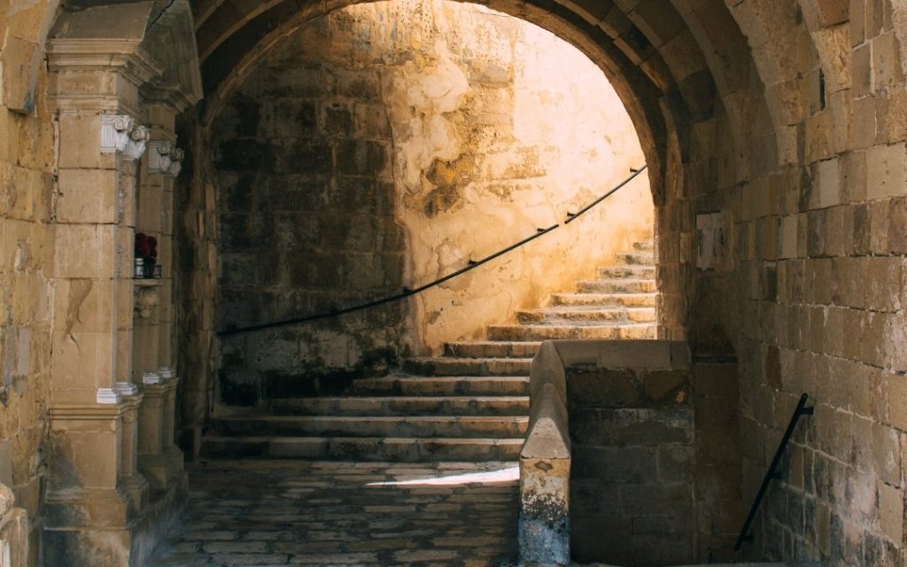 Historyczne uliczki Senglei z kamiennymi schodami