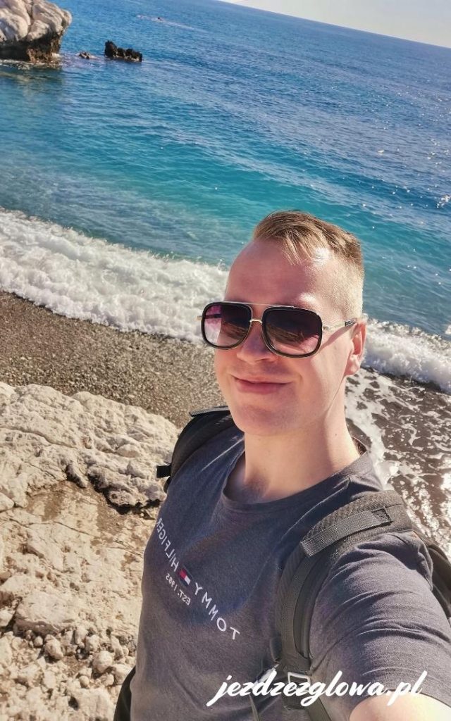 Kamieniste wybrzeże i turkusowa woda
