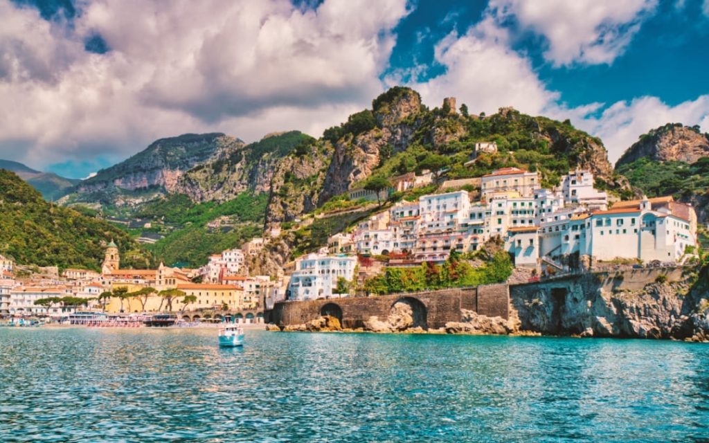 Kolorowe domy Amalfi na skalistym klifie nad turkusowym Morzem Tyrreńskim
