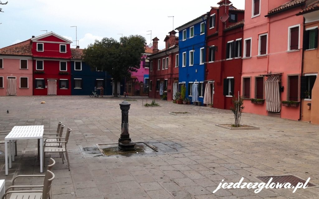 Kolorowy plac na wyspie Burano w Lagunie Weneckiej