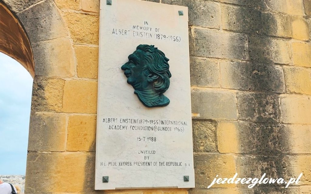 Memoriał upamiętniający Alberta Einsteina (1879-1955) w Górnych Ogrodach Barrakka w Valletcie