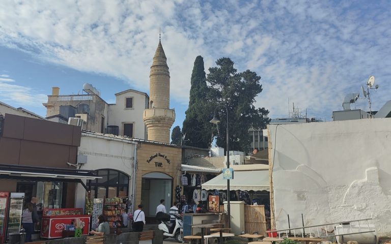 Miejsce z widokiem na minaret w centrum miasta