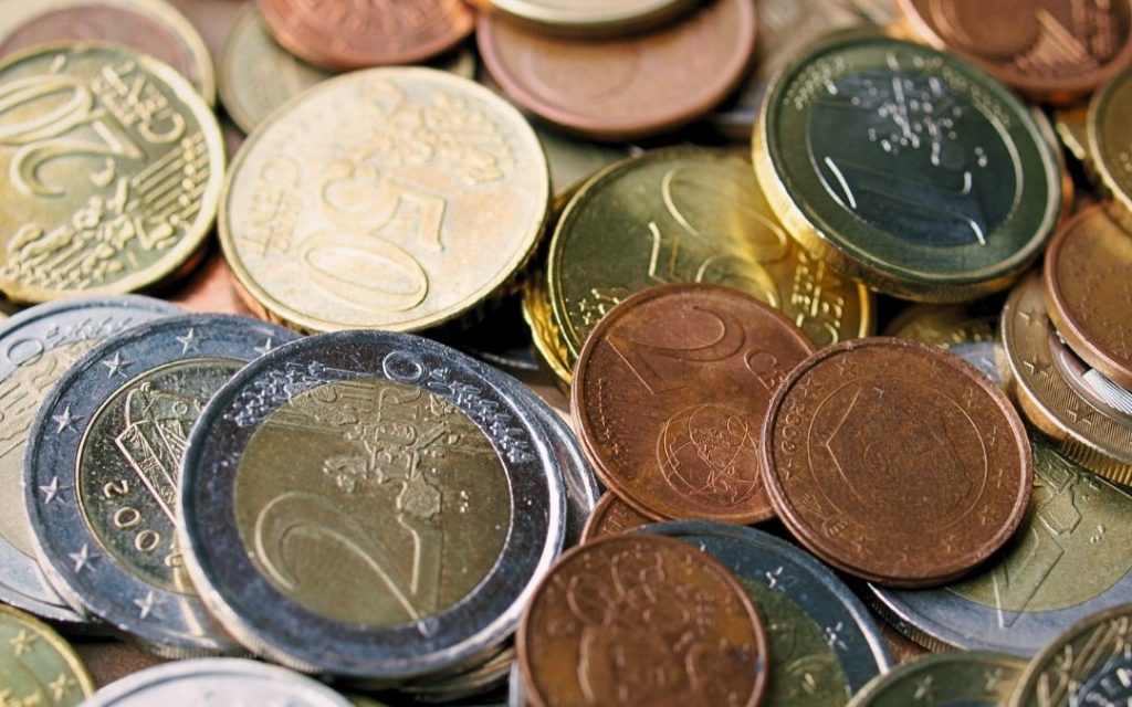 Monety euro ułożone w różnych nominałach