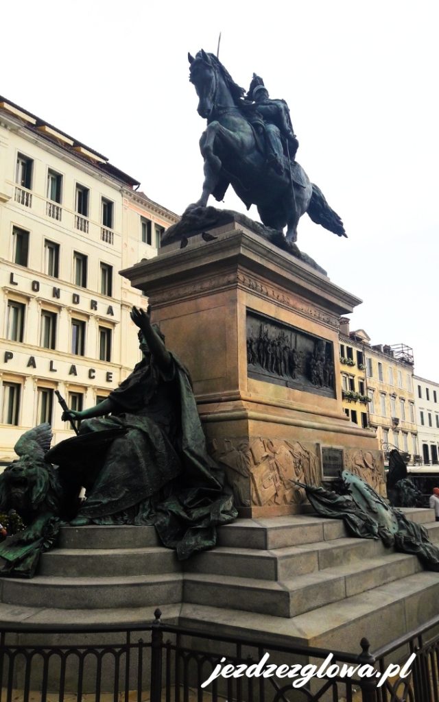 Monument Wiktora Emanuela II w Rzymie - jeździec na koniu z mieczem