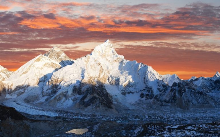 Mount Everest i Nuptse w Himalajach o wschodzie słońca z czerwonym niebem