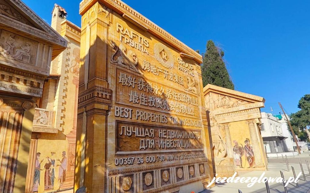 Mural na budynku z elementami starożytnej architektury