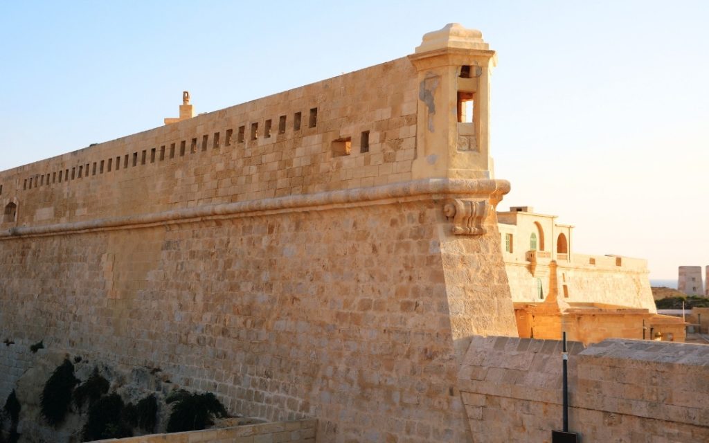 Mury Fortu św. Elma w Valletcie, z widokiem na bastion i architektoniczne detale