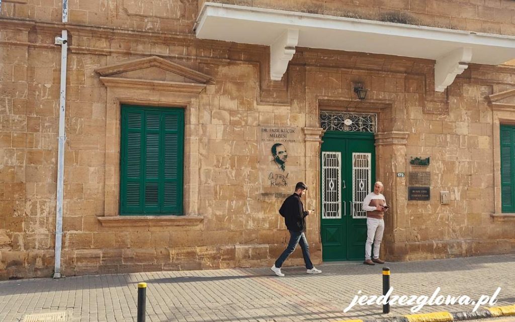 Muzeum poświęcone Dr. Fazılowi Küçükowi, z jego portretem na fasadzie