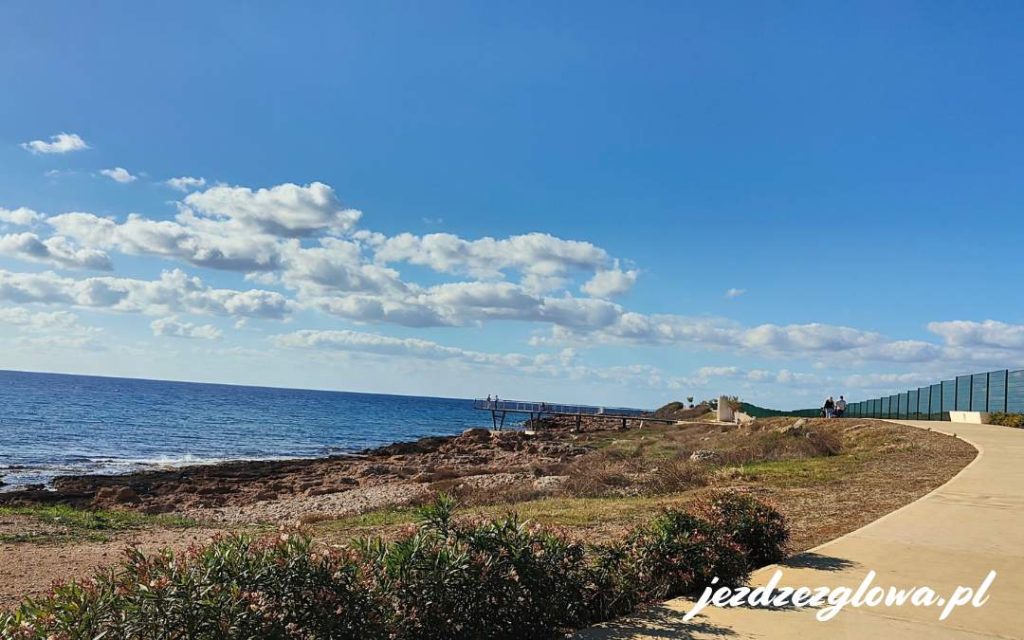 Nabrzeże w Pafos z widokiem na morze