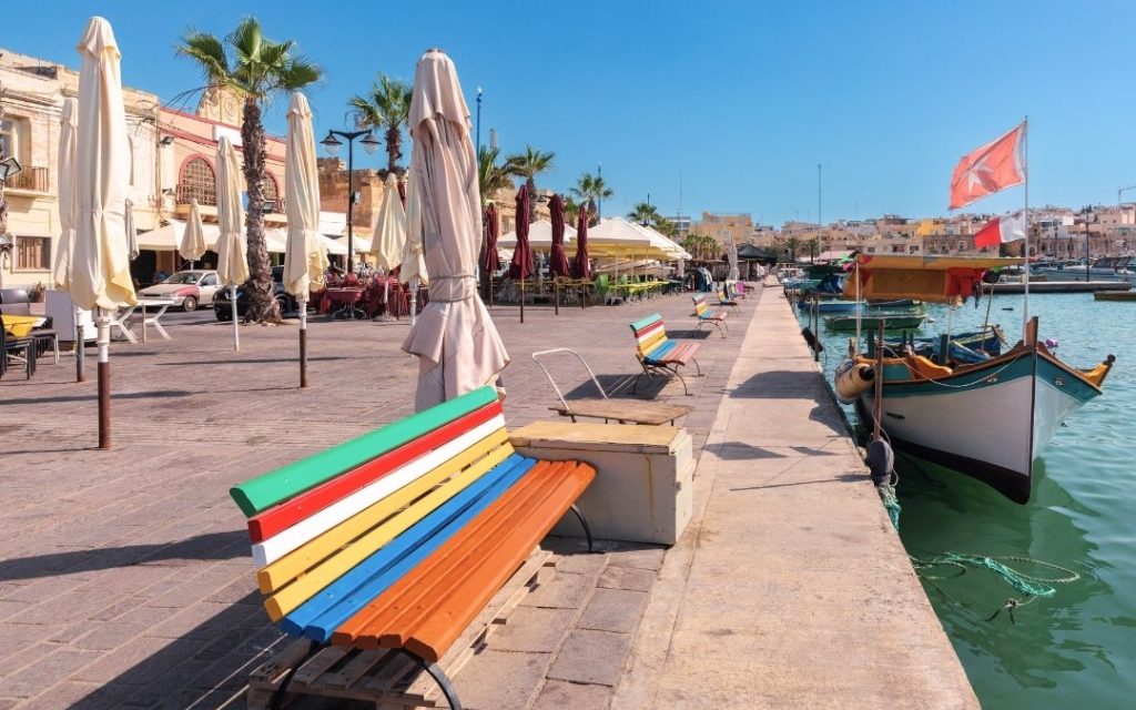 Nadmorska promenada w Marsaxlokk z widokiem na zatokę