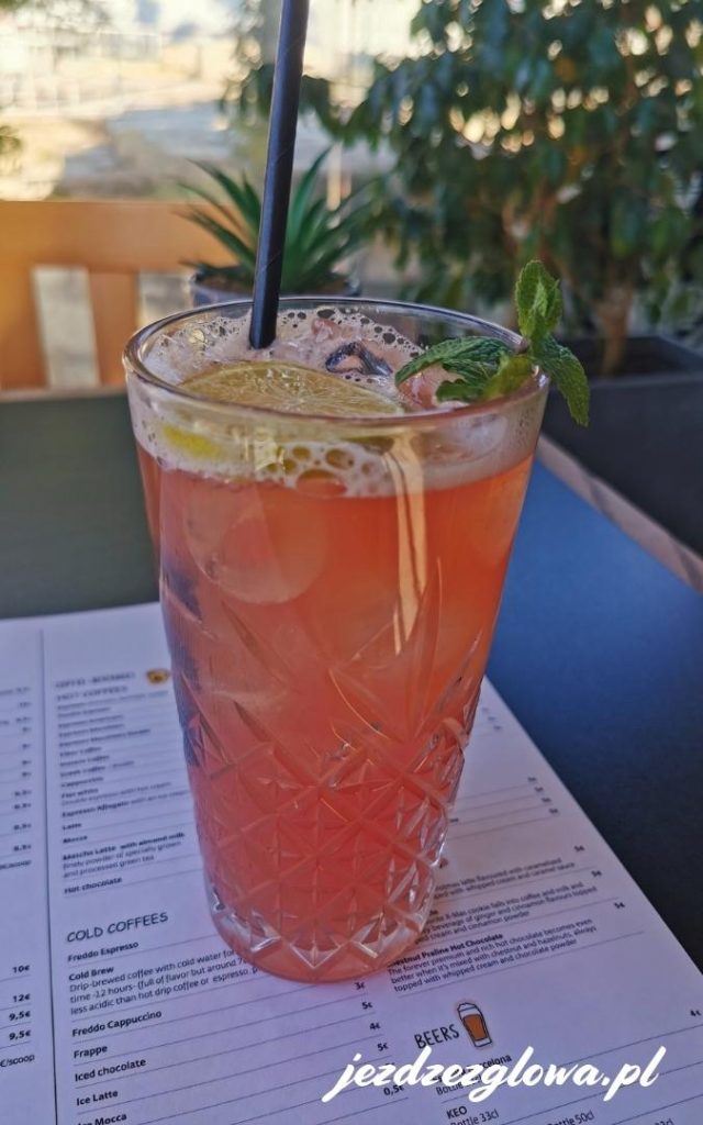 Orzeźwiający drink na ciepły dzień – idealna przerwa
