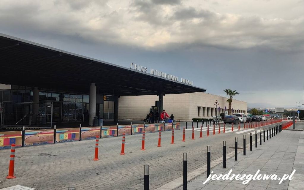 Pafos Airport – widok na terminal i parkowane pojazdy